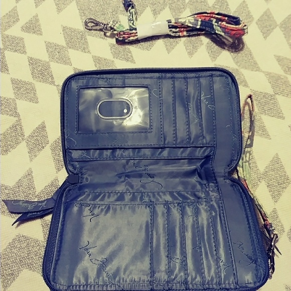 🍁🍃🍂Vera Bradley Wristlet - Picture 3 of 4